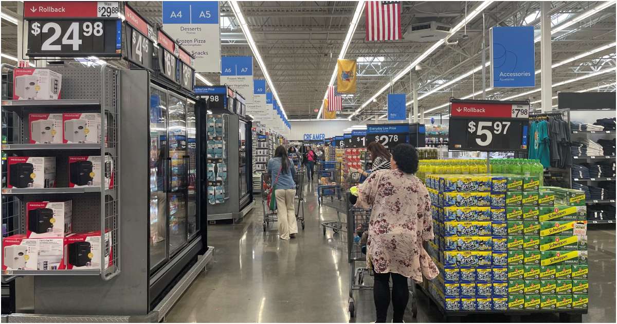 প্রেসিডেন্ট ডনাল্ড ট্রাম্প নতুন শুল্ক হার ঘোষণার এক দিন পর ২০২৫ সালের ৩ এপ্রিল নিউ জার্সির সেককাসে ওয়ালমার্টের একটি সুপারসেন্টারে ক্রেতারা। ছবি: রয়টার্স